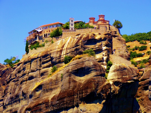 ギリシャ 修道院 崖
